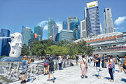 圖為遊人到訪新加坡景點魚尾獅像。據新加坡當局估算，去年第四季當地整體私人住宅價格升勢明顯減慢，期內價格按季僅錄0.2%升幅。（資料圖片）