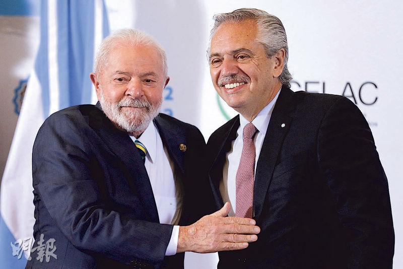 巴西總統盧拉（左）及阿根廷總統費爾南德斯（右）上周出席拉美與加勒比海國家共同體峰會，兩國就建立共同支付工具展開籌備工作。（路透社）
