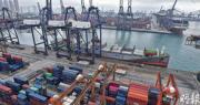 葵青貨櫃碼頭去年吞吐量大跌11.7%，為金融海嘯以來最大年度跌幅，業界關注本港是否正漸失轉口港功能。（劉焌陶攝）