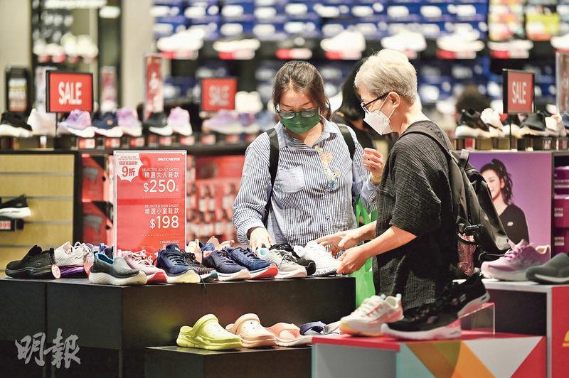 香港去年12月零售業總銷貨價值臨時估計按年升1.1%。零售管理協會指絕大部分會員認為生意表現一般，更有2至3成零售商反映現時生意仍疲弱。圖為市民在店舖購物。（資料圖片）