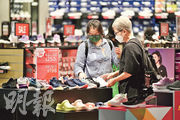香港去年12月零售業總銷貨價值臨時估計按年升1.1%。零售管理協會指絕大部分會員認為生意表現一般，更有2至3成零售商反映現時生意仍疲弱。圖為市民在店舖購物。（資料圖片）