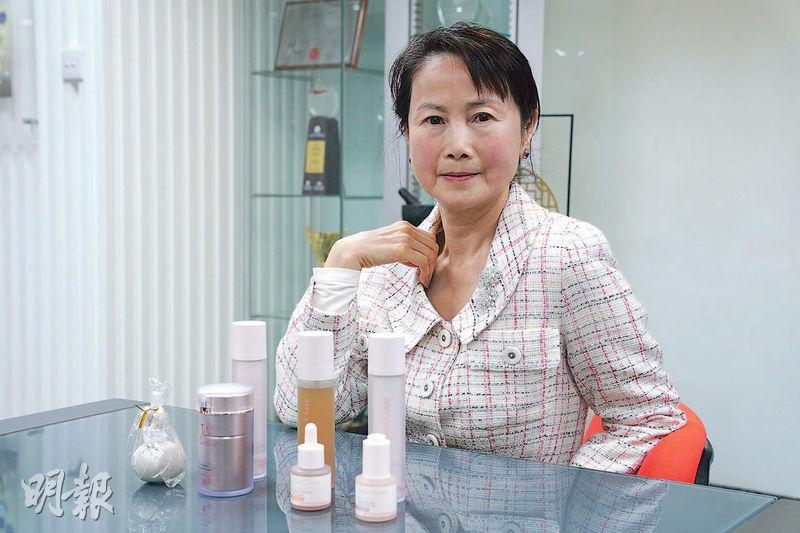珍卡兒藥妝（JaneClare）創辦人李慧賢透露，因為收到很多消費者和美容院的反饋，以及有感類固醇副作用太大，所以用了幾年時間研發出圖中的濕疹紓緩套裝產品。（楊柏賢攝）