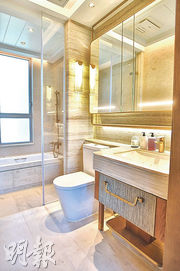 浴室兼備浴缸及淋浴位，整體設計美觀實用。（劉焌陶攝）