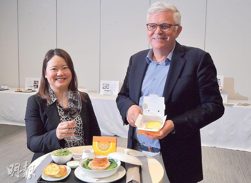 國泰航空飲食公司（香港）行政總裁李載欣（左）表示，國泰新增多款港式飛機餐，向旅客推廣本地文化。旁為常務總裁盧業恆。（劉焌陶攝）