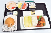 國泰特選經濟艙飛機餐是欖菜蜜糖豆炒蝦球。（劉焌陶攝）