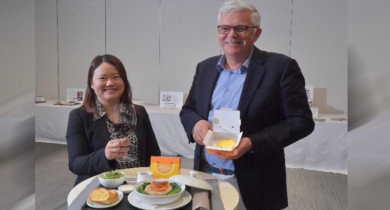 國泰航空飲食公司（香港）行政總裁李載欣（左）表示，國泰新增多款港式飛機餐，向旅客推動本地文化。旁為常務總裁盧業恆。