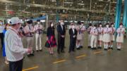 梁振英帶領學生參觀廣汽豐田位於南沙的汽車生產基地。