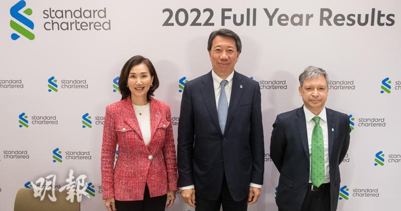 渣打香港區行政總裁禤惠儀（左）、亞洲區行政總裁洪丕正（中）、亞洲區財務總監華實廉（右）。（朱安妮攝）