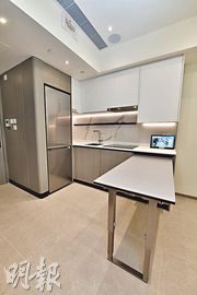 兩房戶開放式廚房配套與1期類似，摺合式工作枱方便實用。（黃志東攝）