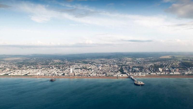 Brighton位於倫敦南方，是英國少數擁有完整海岸線的城市，蓬勃的旅遊業帶動經濟、生活和就業，獲《泰晤士報》評為英國最佳居住城市之一。