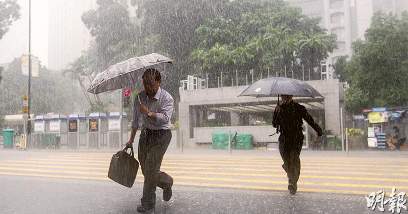 香港證券及期貨專業總會會長陳志華表示，在惡劣天氣下維持證券市場運作，當局須處理員工因遇到交通問題未能返工等難題。（資料圖片）