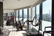 睿峰36樓的空中會所設24小時天際健身室，採落地玻璃幕牆，景觀開揚，可遠眺九龍站ICC一帶景觀。(曾憲宗攝)
