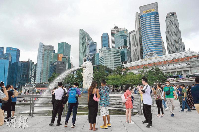 圖為新加坡魚尾獅公園。據新加坡市區重建局數據，去年新加坡私人住宅價格上漲8.4%，較2021年放緩。當地房地產市場穩定，投機活動比較少。（資料圖片）