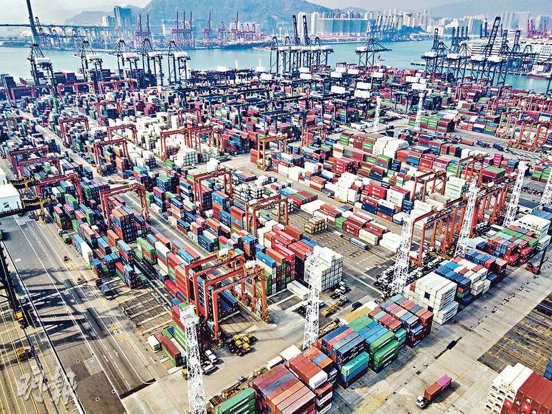 圖為葵涌貨櫃碼頭。統計處昨公布對外商品貿易統計數字，今年1月本港整體出口及進口貨值，連續第7個月為負數。（中通社）