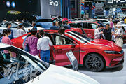 圖為海南國際車展展示中國國產新能源汽車。商務部部長王文濤表示，積極出台新政策措施，支持新能源汽車的消費。（中新社）