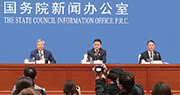 人行行長易綱（左）表示，人行去年兩次減息，對支持實體經濟非常重要。旁為兩名副行長潘功勝（中）和劉國強（右）。（中新社）