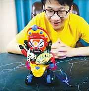 玩具機械人「川劇變臉娃娃」是內地近期興起的玩意，連部分成年人或KOL都人手一個。（網上短片截圖）