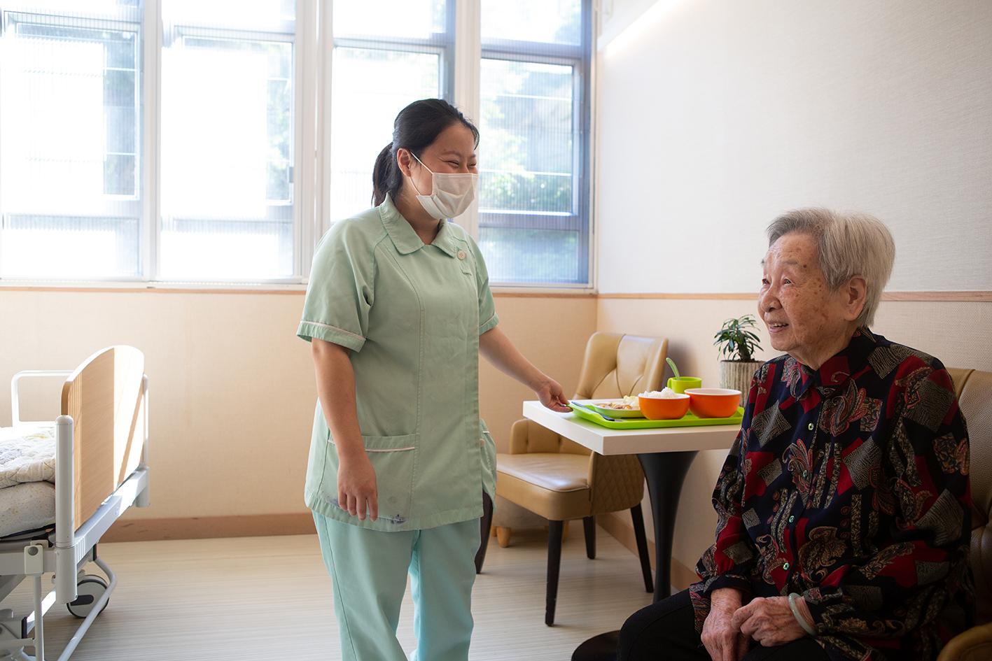 長者在安老院可得到周全的護理照顧，安享晚年生活。