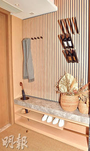 設計師將小鞋櫃改為多用途開放式收納空間，集木鞋架、掛衣架、酒架等於一體。（劉焌陶攝）