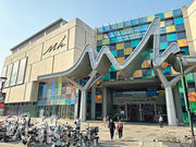 觀瀾湖新城是深圳觀瀾湖度假區的商場設施，除了購物餐飲，還有接駁車來回高爾夫球場及酒店。（陳子凌攝）