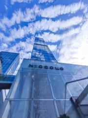 「尼依格羅」品牌麾下首家酒店於2015 年在成都開幕，以優雅低調的現代建築風格成為蓉城市中心的地標。