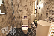 樓書顯示，交樓標準的浴室牆身及地板將鋪砌天然石材及高溫瓷磚，並配有鏡櫃。