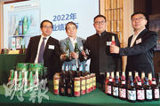 華潤啤酒執行董事及首席執行官侯孝海（右二）表示，今年是內地放寬疫情政策復蘇的一年，啤酒銷量有望實現正增長。（李紹昌攝）