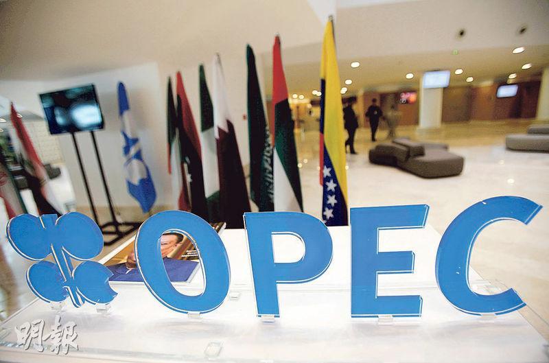 油組與盟友（OPEC+）部分主要成員國突然宣布減產，刺激國際油價昨最多升約8%，紐約期油高見每桶81.69美元。（資料圖片）