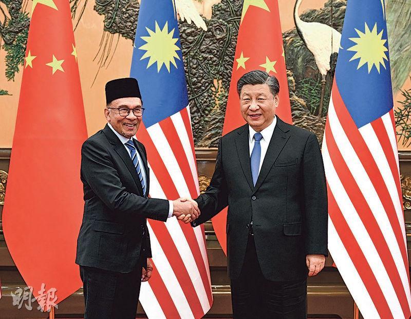 馬來西亞首相安華（左）昨日表示，上周曾於博鰲論壇倡議設立亞洲貨幣基金組織（Asian Monetary Fund），意味與IMF（國際貨幣基金組織）分庭抗禮，力求減少依賴美元，更稱國家主席習近平（右）向他表示歡迎討論此提議。（新華社）