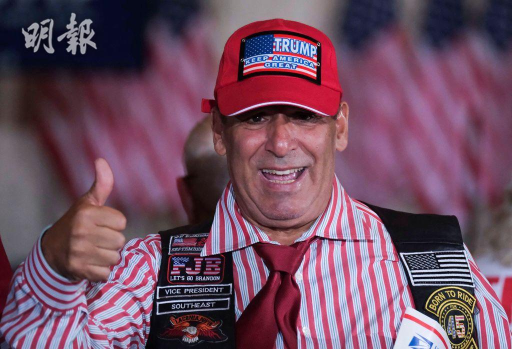 在佛州，有人戴着支持特朗普的紅帽子。（路透社）