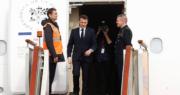 法國總統馬克龍（中）今日（5日）飛抵北京國際機場，展開為期3日的國事訪問。（路透社）