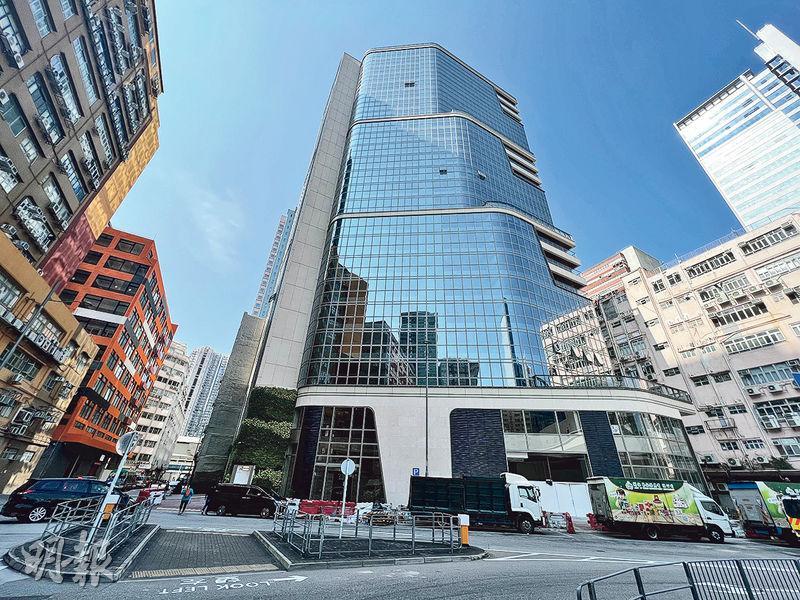 麒豐資本旗下新浦崗新式工廈東傲，以玻璃幕牆設計，與周邊舊式工廈相比，格外獨特。（蘇智鑫攝）