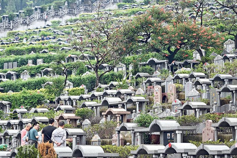 昨日清明節，有市民到廣州新塘公墓中華墓園拜祭。（中新社）