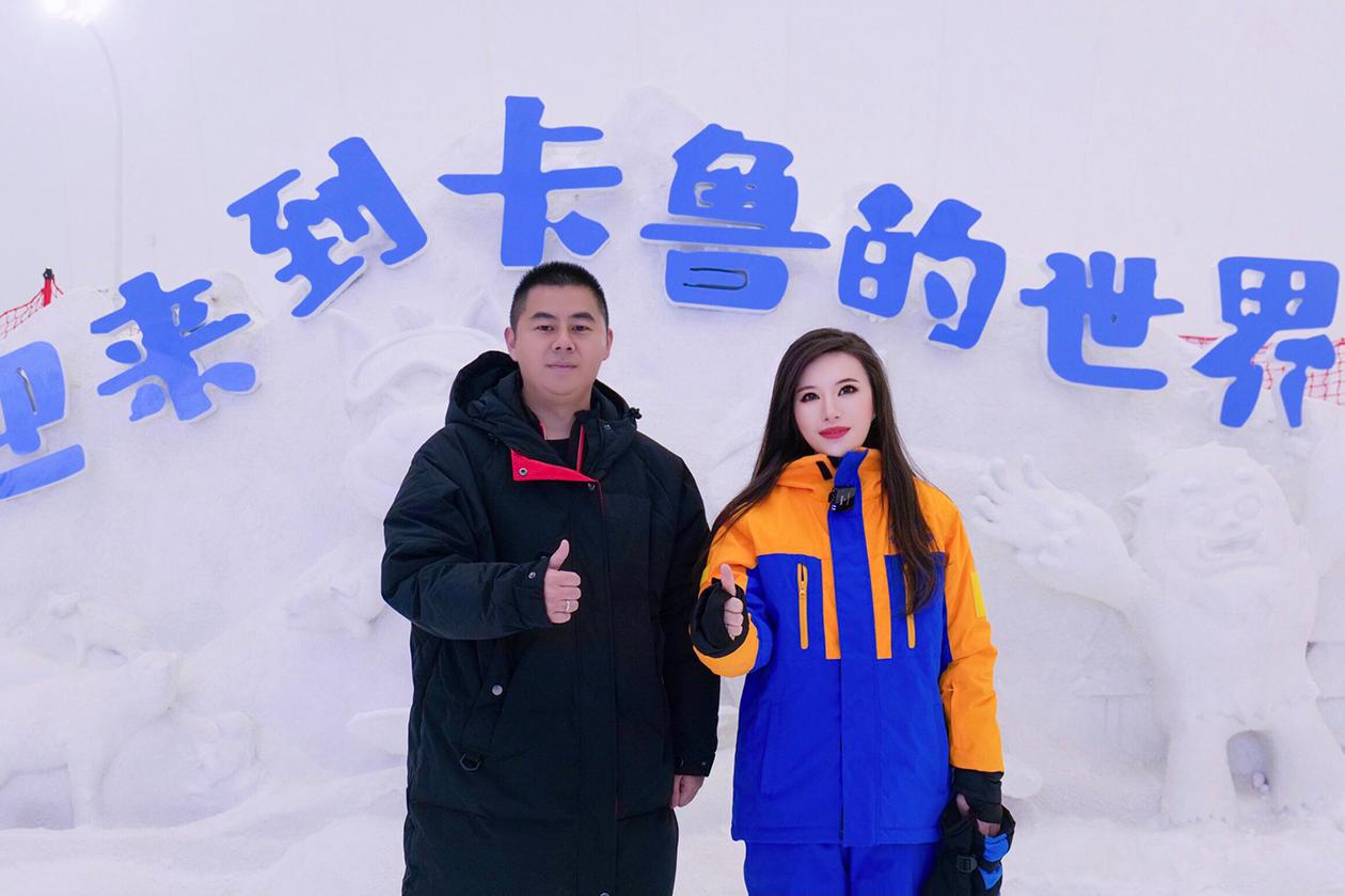 藍曉羲（左）介紹，從雪場硬件、冰雪產品到服務等方面，卡魯冰雪世界都獨具特色，二期滑冰館亦在籌建中。