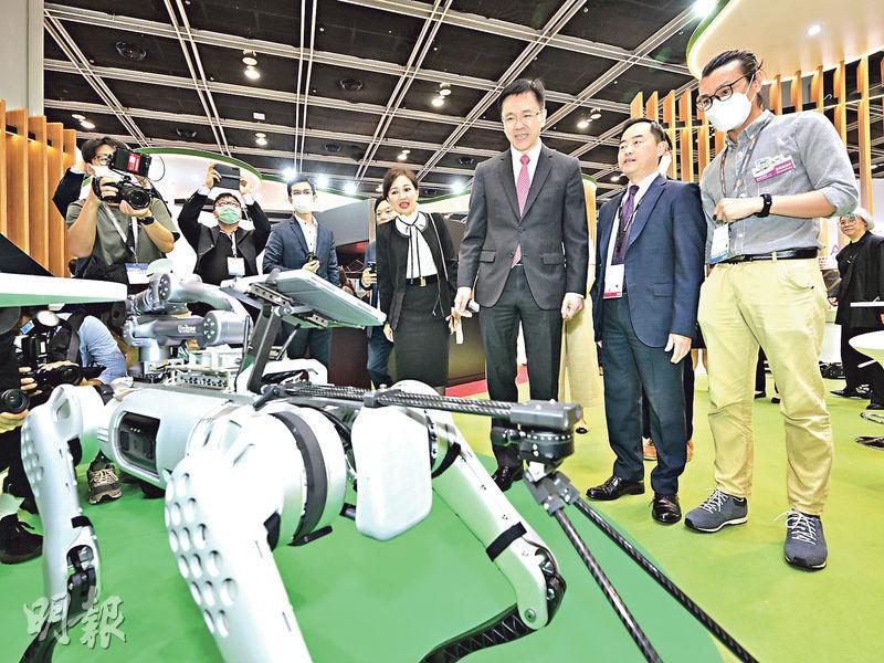 創新科技及工業局長孫東（右三）昨參觀香港國際創科展，聽取環境保護署「探地雷達機械狗」的介紹。右二為署理政府資訊科技總監黃志光。
