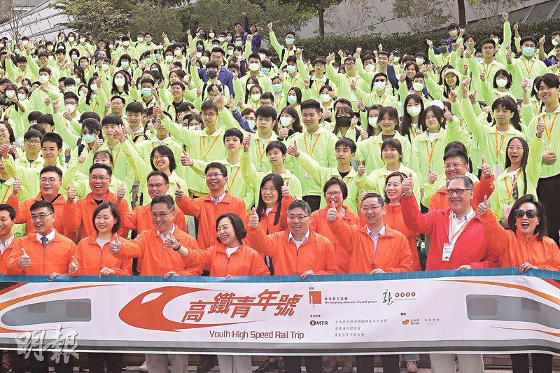 香港青年協會與龍傳基金合辦的「高鐵青年號」以「創科體驗行」為主題，本周二帶領五百名中學生、大專生及在職青年乘坐高鐵前往廣州，展開兩日一夜科學及嶺南文化之旅。（李紹昌攝）