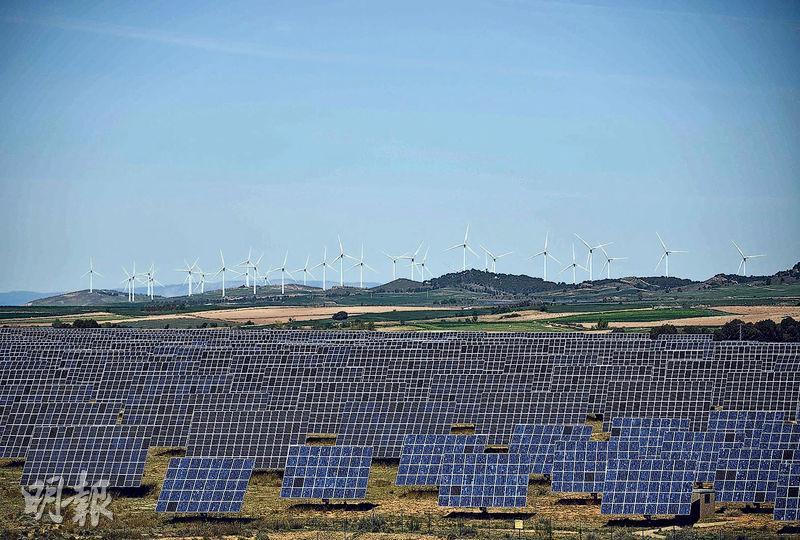 位處南歐的西班牙陽光充沛，其北部小鎮米拉格羅附近鋪滿光伏太陽能電池板和風車。德國亦計劃興建氫氣輸氣管從西班牙輸入能源。（法新社）