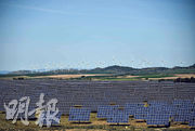 位處南歐的西班牙陽光充沛，其北部小鎮米拉格羅附近鋪滿光伏太陽能電池板和風車。德國亦計劃興建氫氣輸氣管從西班牙輸入能源。（法新社）