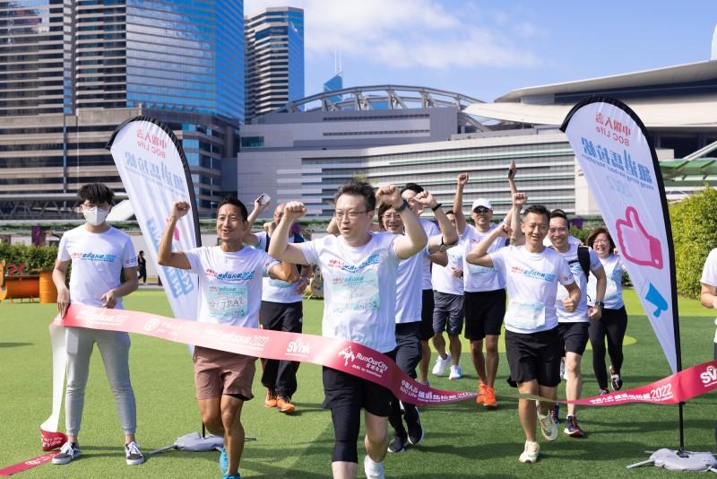 中銀人壽冠名推出本港首個虛擬慈善馬拉松—「中銀人壽維港馬拉松」，籌款支持基層青少年發展項目。中銀人壽執行總裁鄧子平（中）身體力行參與活動。