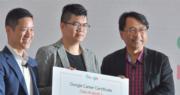 Google Career Certificates 智慧數碼人才計劃 2023傳媒簡介會,Google 香港銷售及營運總經理余名德 (左）靑年協會業務總監鄧良順（右）與第一屆畢業生（中）(劉焌陶攝)