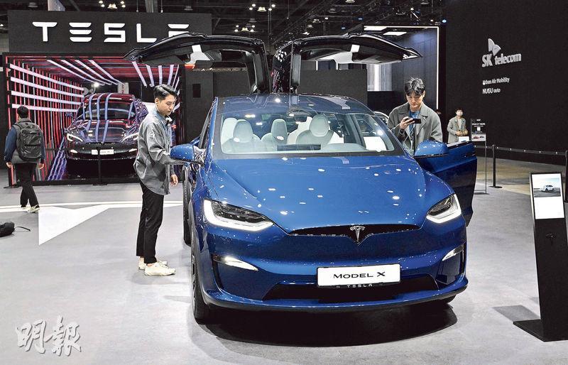受到產品價格下調影響，Tesla今年首季利潤按年下跌24%至25億美元。圖為上月首爾車展展出 新款Model X車型。（法新社）