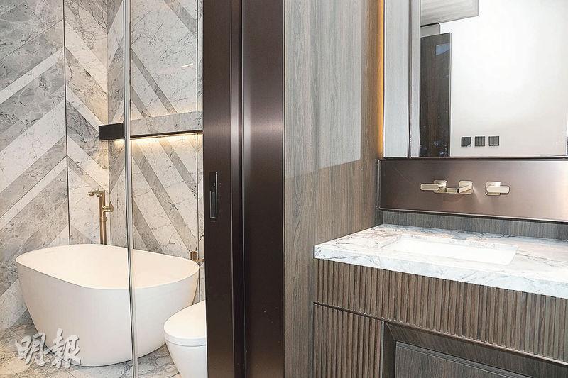 浴室採乾濕分離設計，方便男女主人同時使用。