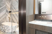 浴室採乾濕分離設計，方便男女主人同時使用。