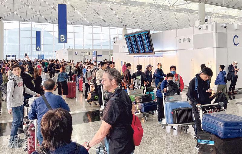 攜程旅行數據顯示近月香港入境旅遊大幅回升。今年第二季從歐洲預訂於3月15日至6月30日抵達香港的航班量按年大增13.6倍。（資料圖片）