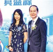 廖偉強(右)，旁為利嘉閣主席施慧勤。