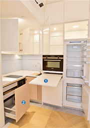 雨後廚房設有不少機關，如開放式廚房藏有摺枱(1)，抽屜內亦再有暗格(2)，增加儲物空間。