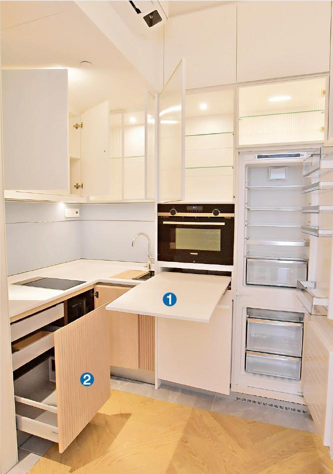 雨後廚房設有不少機關，如開放式廚房藏有摺枱(1)，抽屜內亦再有暗格(2)，增加儲物空間。
