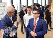 金管局副總裁李達志（左）昨在數據峰會上，參觀數據分析服務供應商和數據提供方在峰會現場設置的展覽。