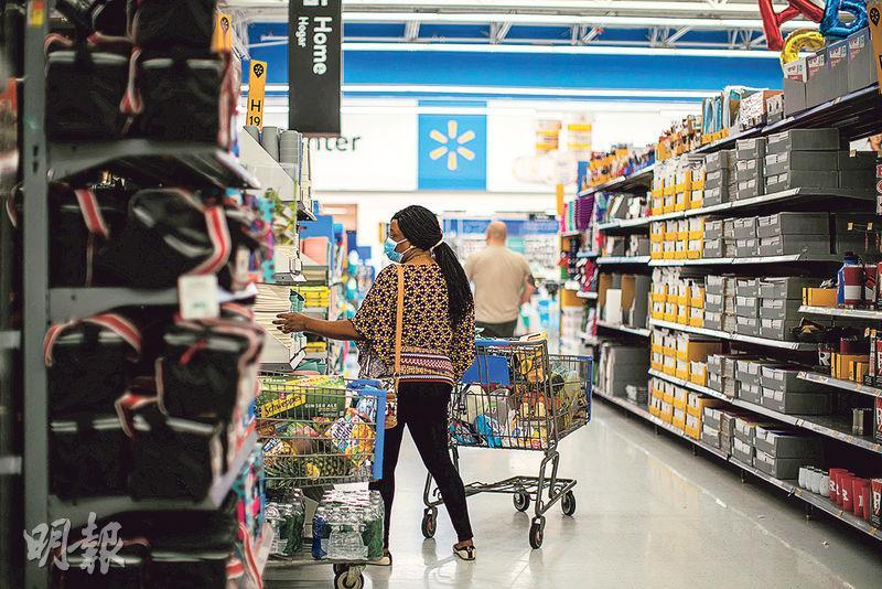圖為美國消費者在新澤西州的沃爾瑪門店購物。美國通脹按年升幅回落，上月消費者物價指數（CPI）按年下滑0.1個百分點至4.9%（資料圖片）
