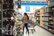 圖為美國消費者在新澤西州的沃爾瑪門店購物。美國通脹按年升幅回落，上月消費者物價指數（CPI）按年下滑0.1個百分點至4.9%（資料圖片）
